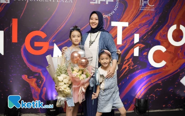 Foto Allea Namara bersama ibu dan adiknya usai menampilkan abu desainnya di Surabaya Fashion Parade 2023, Senin (11/9/2023). (Foto : M.Khaesar/Ketik.co.id)