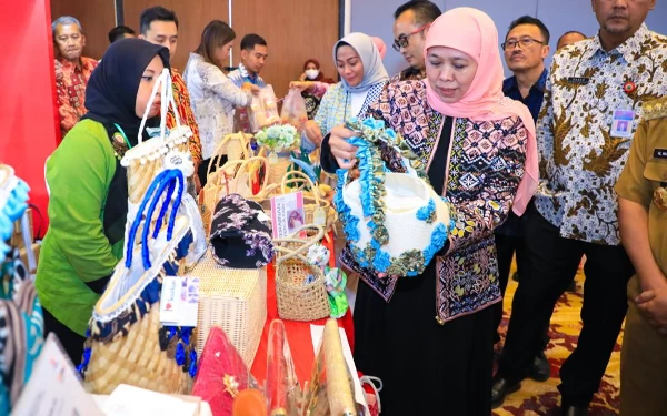 Foto Gubernur Khofifah saat melihat produk UMKM di misi dagang Banten dan Jatim. (Foto: Humas Pemprov Jatim)