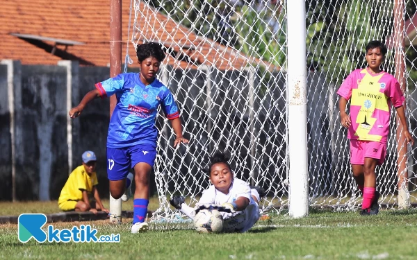 Foto Kiper Lamongan Kheisya Bunga harus berjibaku melakukan penyelamatan agar gawangnya tak kebobolan. (Foto : Fathur Roziq / Ketik.co.id )