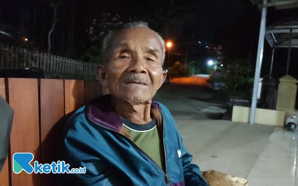 Foto Kyai Tugiyat (83), seorang sesepuh dari Lingkungan 'Maling Mati,' saat ditemui media nasional Ketik.co.id di rumahnya. (Foto: Al Ahmadi/Ketik.co.id)