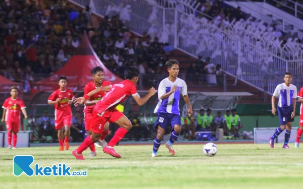 Foto Bintang lapangan, Jonathan Arya Pranata meliak liuk lewati hadangan pemain Mojokerto