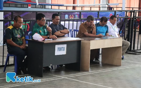 Thumbnail Panitia tinju Porprov Jatim 2023 mengumumkan meninggalnya atlet Kabupaten Bondowoso kepada para perwakilan kontingen (12/9/2023).(Foto: Rifat/Ketik.co.id)