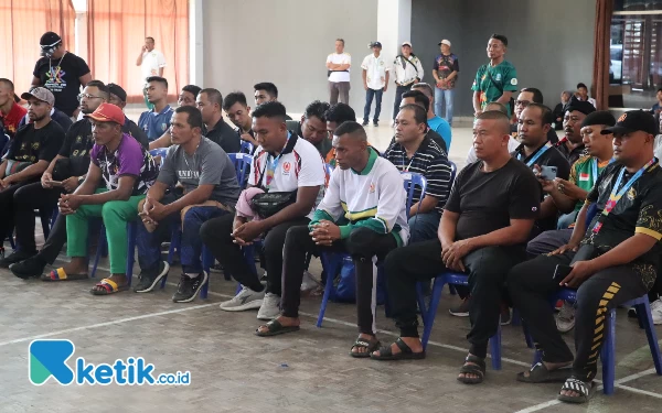 Thumbnail Para perwakilan kontingen mendengar penjelasan panitia dalam keadaan duka di Auditorium Undar, Jombang. Beberapa meneteskan air mata. (Foto: Rifat/Ketik.co.id)