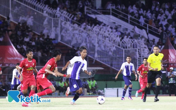 Foto Gelandang serang Sidoarjo Jonathan Arya mengobrak-abrik lini tengah dan belakang tim Mojokerto dengan umpan-umpan mematikan. (Foto: Fathur Roziq/Ketik.co.id)