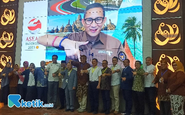 Foto Dewan Jamu Indonesia bersama Sandiaga Uno melakui sambungan zoom dalam Seminar Nasional dan Expo Jamu Indonesia. (Foto: Lutfia/Ketik.co.id)