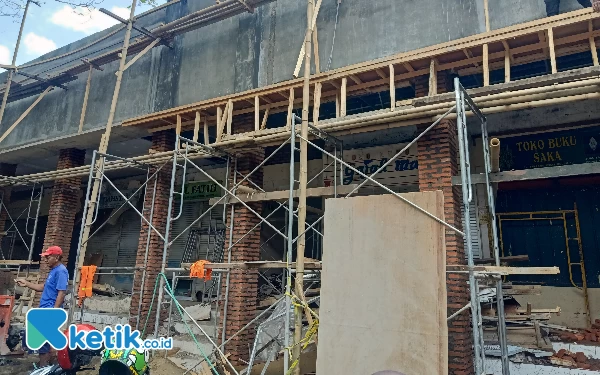 Foto Proses renovasi bagian depan Pasar Buku Wilis. (Foto: Lutfia/Ketik.co.id)