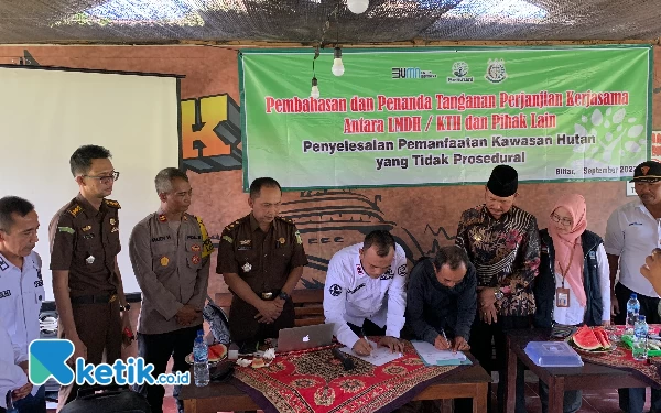 Foto Administratur (ADM) Perum Perhutani KPH Blitar, Muklisin, S.Hut secara simbolis tanda tangan kerjasama, Rabu (13/9/2023) (Foto: Favan/ketik.co.id)