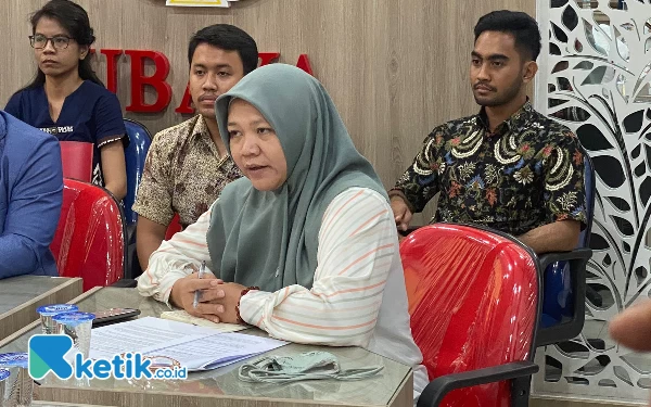 Foto Salawati salah satu Tim Advokat FH Ubaya saat Press Confrence Kasus Pembunuhan Angeline Nathania. (Foto: Shinta Miranda/Ketik.co.id)