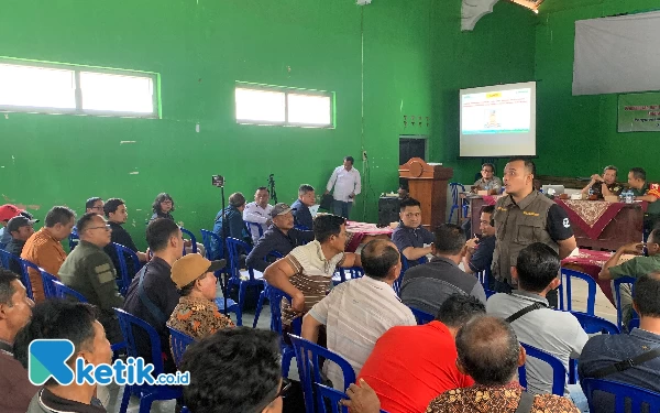 Foto Administratur Perum Perhutani KPH Blitar, Muklisin, S.Hut. bersama para pengelola lahan tebu saat sesi tanya jawab, Kamis (14/9/2023) (foto: Favan/ketik.co.id)