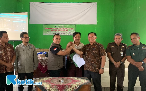 Didukung LMDH dan KTH, Perhutani KPH Blitar Berantas Tebu Liar