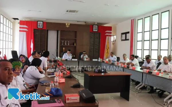 Foto Bupati Freddy Thie memimpin rapat bersama KPK di ruang rapat kantor Bupati Kaimana (foto Humas Pemkab Kaimana)