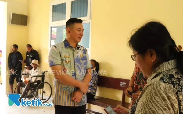 Foto Bupati Freddy Thie saat berada di RSUD Kaimana (foto Humas Pemkab Kaimana)