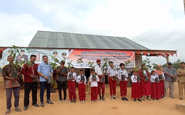 Foto Foto: PT MBJ bersama siswa Sekolah Filial Suku Anak Dalam dan warga menanam bibit pohon di Bayung Lencir, Musi Banyuasin, Sumatera Selatana. Penanaman Ini merupakan rangkaian awal Program #satujutapohinMBJHijaukanSuamtera sebagai bentuk 
Kepedulian PT MBJ dalam melestarikan lingkungan.