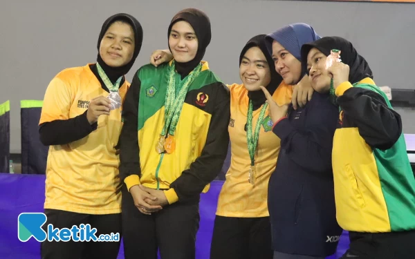 Thumbnail Manisnya senyum para atlet putri tenis meja Kabupaten Sidoarjo merayakan medali yang mereka raih di Porprov Jatim 2023. (Foto: Rifat/Ketik.co.id)