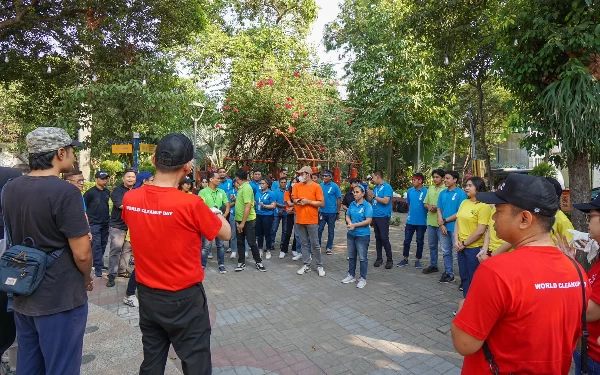 Thumbnail Keren! Peringati World Clean Up Day, Asscott Indonesia Bersih-Bersih Taman Prestasi Surabaya