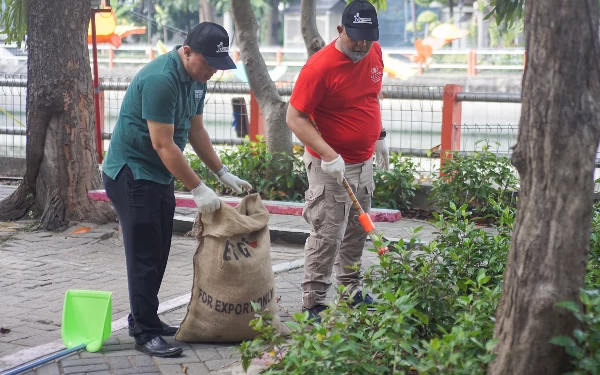 Foto Para staff Asscott Indonesia terlihat mengumpulkan sampah. (Foto: Dok Asscott Indonesia)