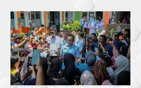 Gambar Wali Kota Bogor Pecat Kepala Sekolah yang Pecat Guru Honorer