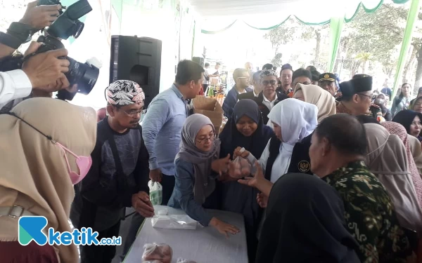 Gelar Pasar Murah Bondowoso, Gubernur Khofifah Ungkap Penyebab Kenaikan Harga Beras