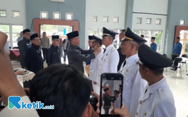 Foto Bertempat di Gedung Aula SDN 74 Kota Pagaralam, Walikota Pagaralam, Alpian Maskoni melantik 74 pejabat di lingkungan Pemkot Pagaralam. (foto; Al/ketik.co.id)