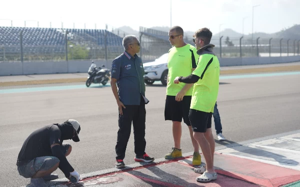 Foto Dirut MGPA Priandhi Satria turun langsung memeriksa Sirkuit Mandalika dalam persiapan jelang GP Indonesia 13 Oktober mendatang. (Foto: MGPA)