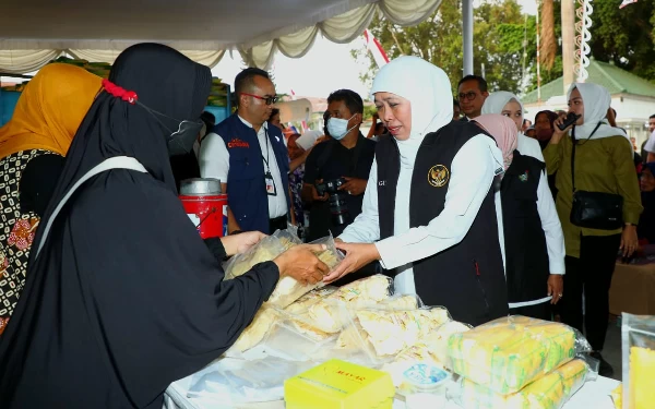 Foto Gubernur Khofifah menyapa masyarakat di operasi pasar murah di pendopo Kabupaten Jombang. (Foto: Humas Pemprov Jatim)