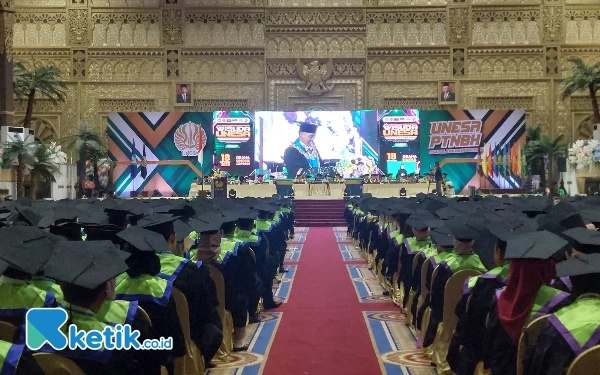 Foto Suasana wisuda di Graha Unesa. (Foto: Husni Habib/Ketik.co.id)