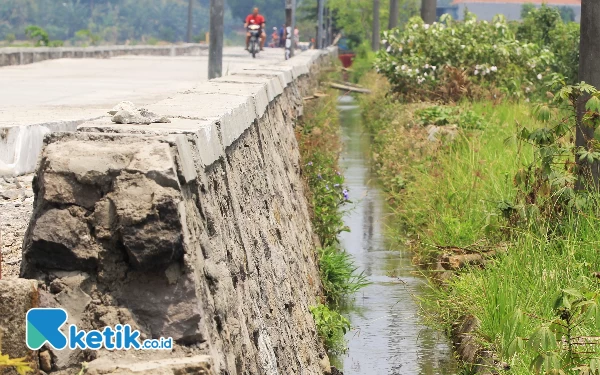 Foto Kondisi sebagian TPT ruas jalan beton di ruas Jalan Desa Mliriprowo, Kecamatan Tarik, Sidoarjo. (Foto: Fathur Roziq/ketik.co.id)