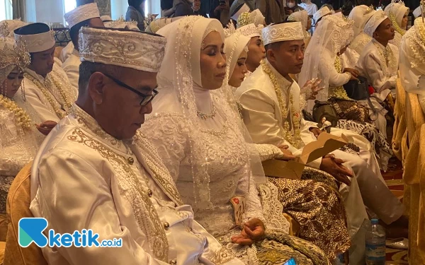 Foto Para pasangan Nikah Massal saat sedang menunggu panggilan. (Foto: Shinta Miranda/Ketik.co.id)