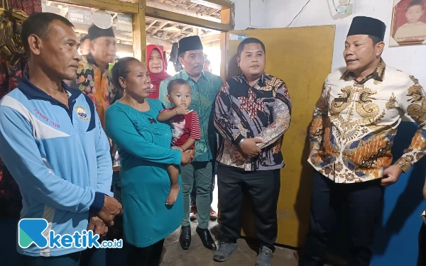 Foto Wabup Sidoarjo, Subandi saat berkomunikasi dengan pemilik rumah yang masuk dalam kategori RTLH.