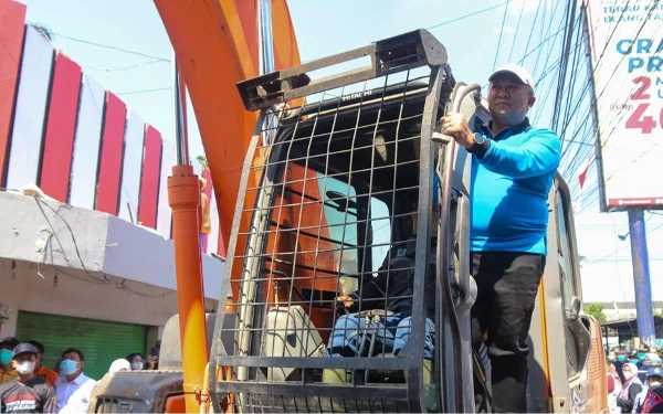 Foto Gunakan eskavator, Bupati Jember Hendy Siswanto membongkar bangunan tidak dipakai di Pasar Mangli, Rabu (20/9/2023) (Foto: Diskominfo Jember)