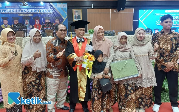 Foto Saat berfoto bersama keluarga usai pengukuhan guru besar. (Foto: Husni Habib/Ketik.co.id)