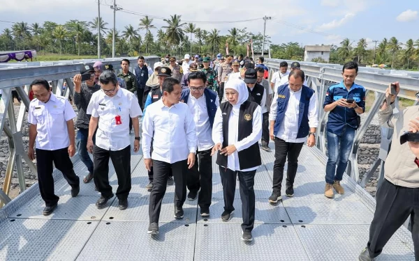 Foto Khofifah bersama sejumlah OPD saat mencoba melewati Jembatan Mujur II. (Foto: Humas Pemprov Jatim)