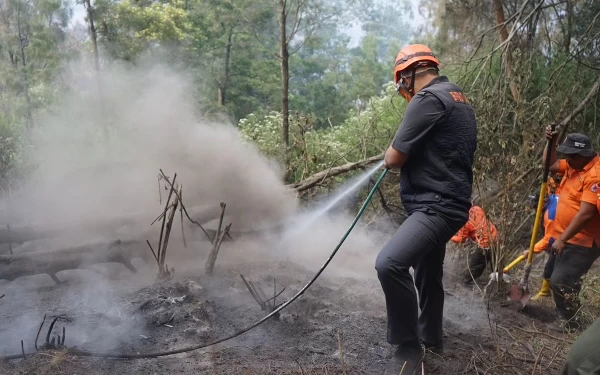 Kalaksa BPBD Jatim Pimpin Pembasahan Savana Bukit Teletubbies