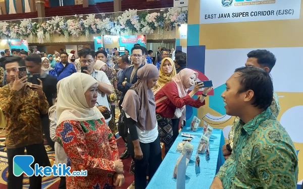 Foto Khofifah saat meninjau slaah satu stand startup. (Foto: Husni Habib/Ketik.co.id)