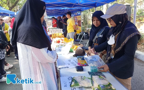 Thumbnail Berita - Warga Malang Serbu Pasar Rakyat, Makan Bakso dan Beli Sembako