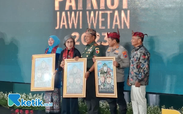 Foto Pemberian cinderamata kepada para pemimpin Forkopimda Jatim, Rabu (20/9/2023).(Foto: Husni Habib/Ketik.co.id)