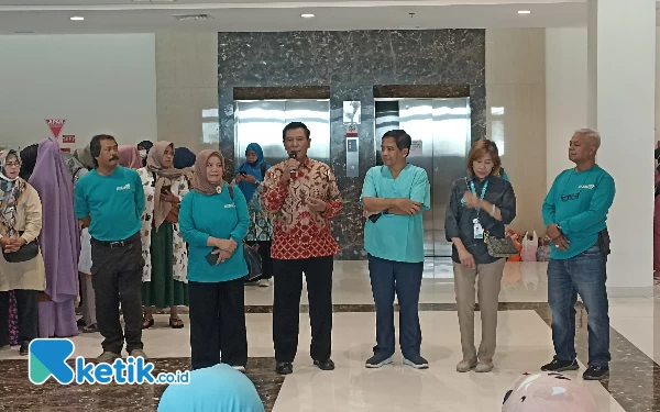 Foto Kepala DP2KBP3A Kab Bandung M Hairun saat pelaksanaan layanan kontrasepsi yang terpusat bagi masyarakat secara gratis di RS UKM Kab Bandung, Kamis (22/9/23). (Foto: Iwa/Ketik.co.id)