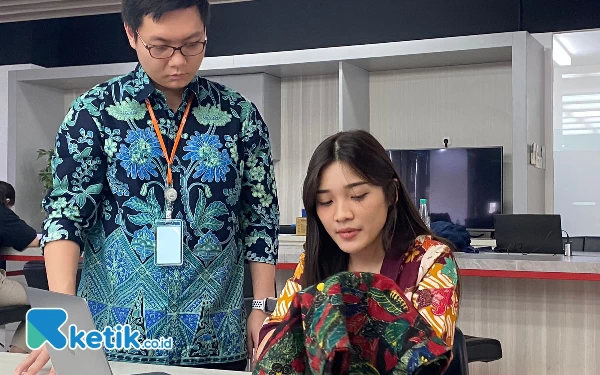 Foto (Kiri) Dosen Informatika saat meninjau sistem AI milik Michelle untuk melihat sistem asal daerah batik. (Foto: Shinta Miranda/Ketik.co.id)