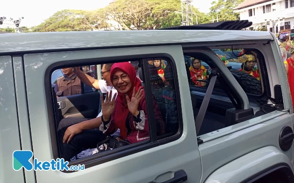 Foto Edi dan Elly meninggalkan Balai Kota Malang. (Foto: Lutfia/Ketik.co.id)