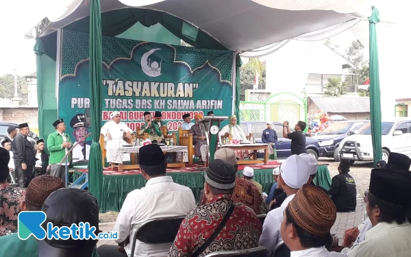 Foto Bupati Salwa Arifin saat berpidato di hadapan para relawan (Ari Pangistu for Ketik.co.id)