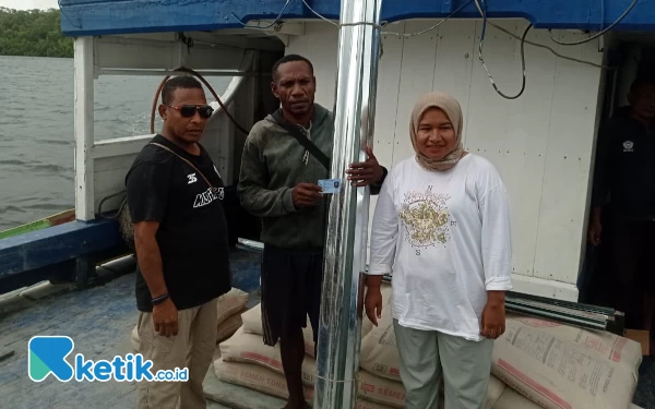 Gambar Serahkan Bantuan di Salawati-Batanta, Anggota DPRD Raja Ampat Islawati Sabale Gandeng Dinsos