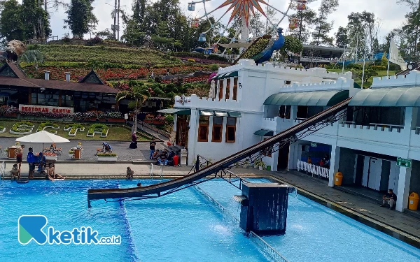 Foto Seluncuran air di Kolam Renang Taman Rekreasi Selecta. (Foto: Sholeh/ketik.co.id)