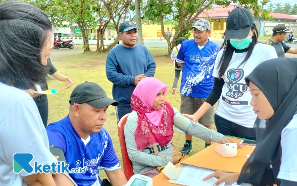 Foto Kegiatan yang dilakukan ikatan apoteker yang memberikan pelayanan gratis kepada masyarakat setelah vr free day di pantai bantemi Kaimana ( foto La Jen)