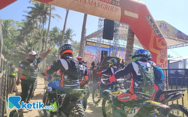 Foto Tancap gas, rider trail unjuk kebolehan kendalilan performa mesin motor. (Foto: Al Ahmadi/Ketik.co.id)