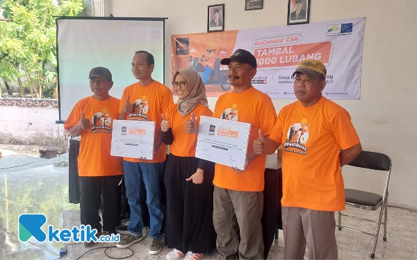 Foto Penyerahan bantuan CSR GoCement kepada masyarakat (Foto: Husni Habib/Ketik.co.id)