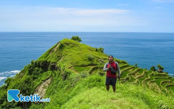 Foto Bukit Teletubbies yang menyejukkan mata. (Foto: Al Ahmadi/Ketik.co.id)