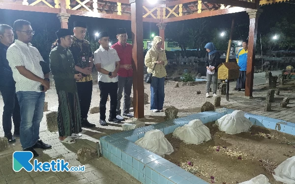 Foto Arief M Edie juga ziarah ke makam KH Abdul Latief abah dari Syaikhona Kholil Bangkalan.