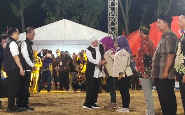 Foto Gubernur Jatim Menyematan selempang pada Srikandi Siaga Bencana