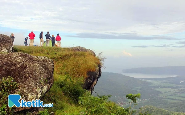 Foto Gunung Lanang dapat menjadi pilihan alternatif nikmat pemandangan lautan dari puncak ketinggian. (Foto: Dok. Ketik.co.id)