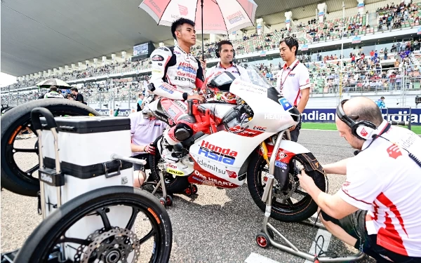 Foto Mario Aji ditemani manajer Aoyama dan tim sebelum start GP India (24/9/2023). (Foto: Honda Team Asia)